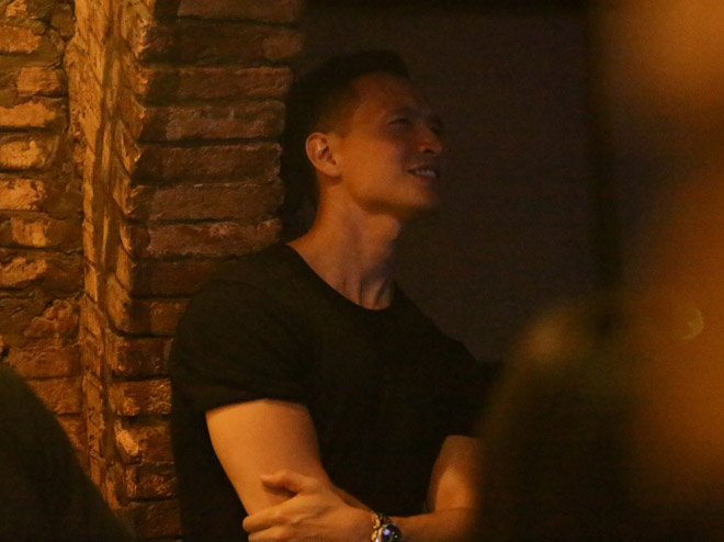 Kim Lý say sưa ngắm Hà Hồ, không rời mắt khỏi bạn gái