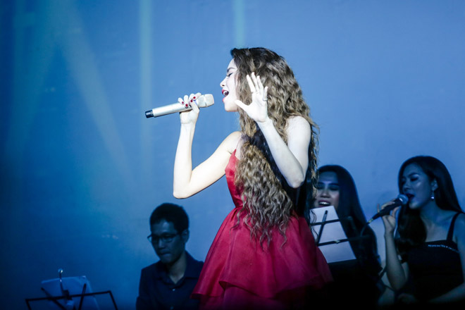 Kim Lý say sưa ngắm Hà Hồ, không rời mắt khỏi bạn gái