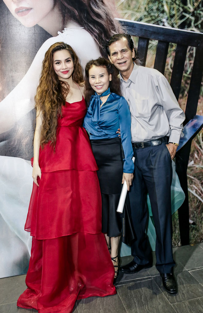 Kim Lý say sưa ngắm Hà Hồ, không rời mắt khỏi bạn gái