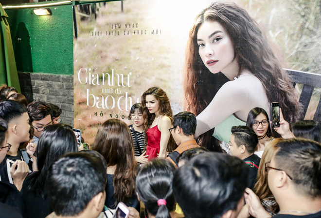 Kim Lý say sưa ngắm Hà Hồ, không rời mắt khỏi bạn gái