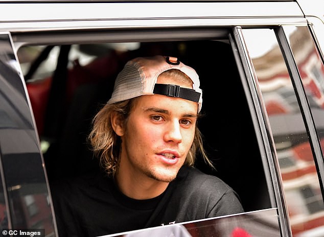 Justin Bieber xăm hình đôi với Hailey ngay trên mặt, nhưng nhiều ngày sau thì fan tinh mắt mới có thể nhận ra!