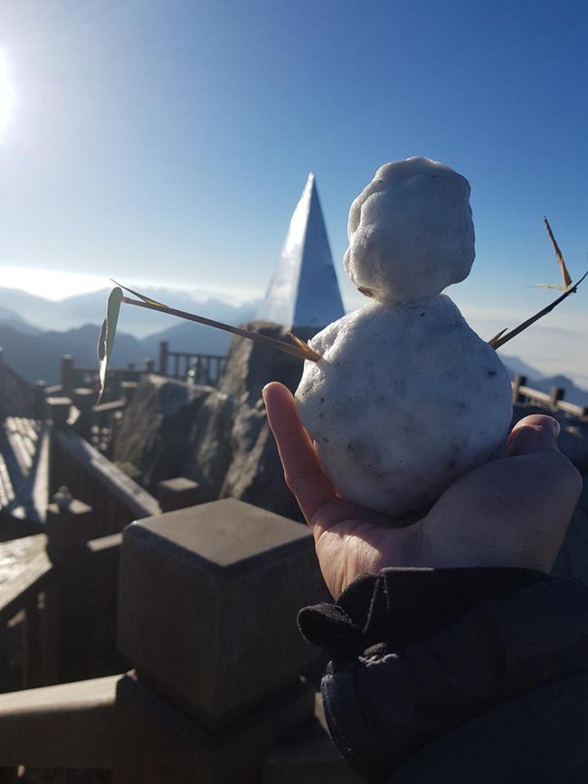 Không khí lạnh bất ngờ bao trùm miền Bắc, băng dày đặc trên đỉnh Fansipan