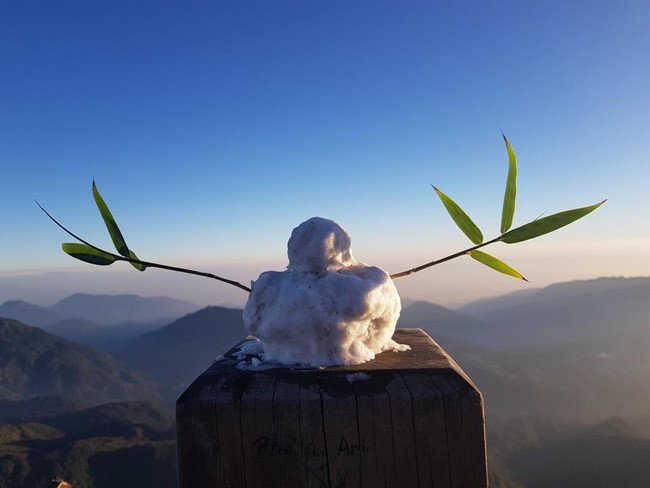 Không khí lạnh bất ngờ bao trùm miền Bắc, băng dày đặc trên đỉnh Fansipan