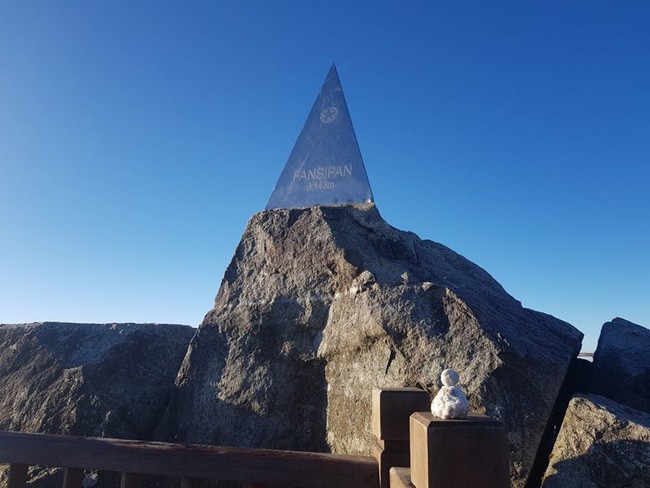 Không khí lạnh bất ngờ bao trùm miền Bắc, băng dày đặc trên đỉnh Fansipan