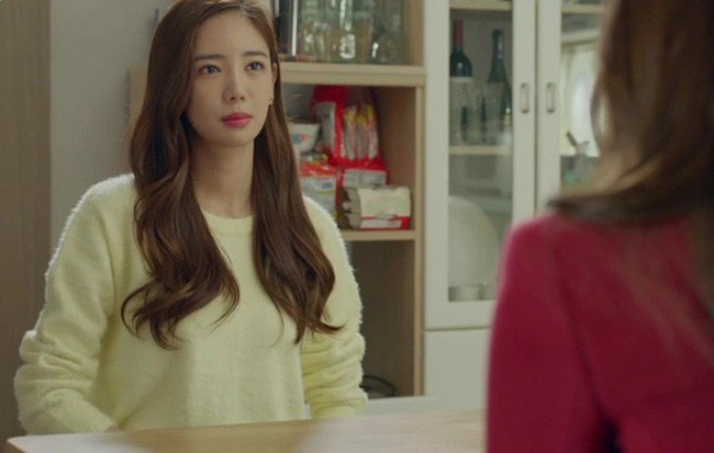 Nhận được món quà mừng cưới độc lạ từ chị chồng, em dâu phản ứng nhẹ nhàng nhưng lại khiến ai nấy đều sượng mặt