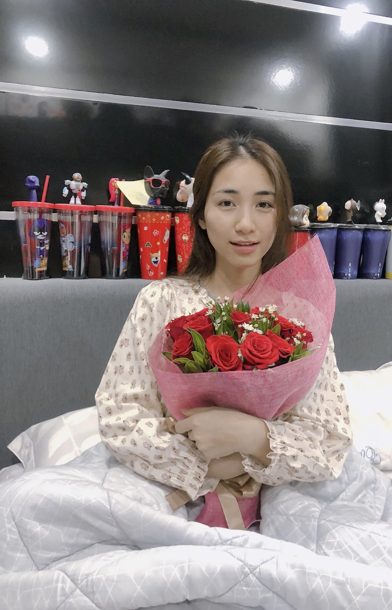 Bạn trai đăng tải hình ảnh Hòa Minzy nhợt nhạt sau 3 ngày phẫu thuật dạ dày