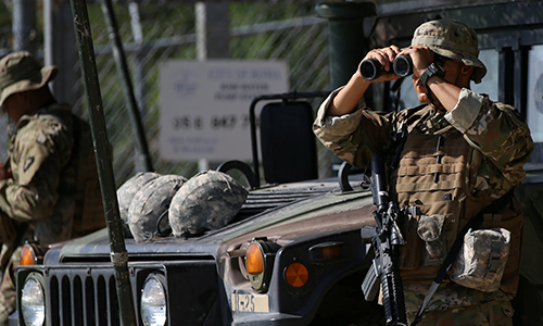 Lính Mỹ có thể không tuân lệnh bắn vào người di cư của Trump