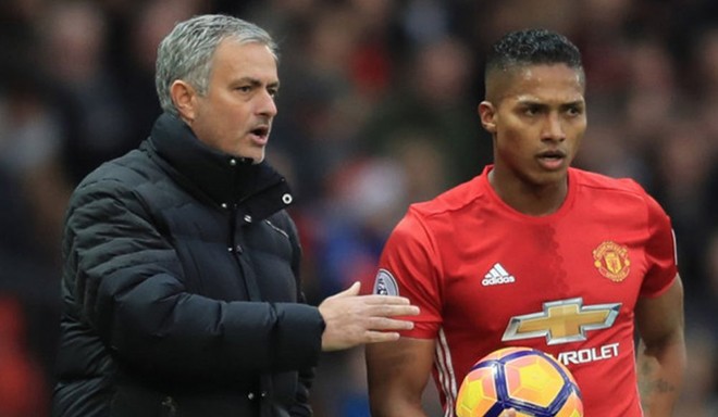 Bị Mourinho dằn mặt, lão tướng mất tích khỏi đội hình M.U
