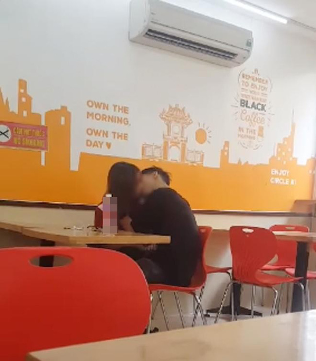 Nóng mắt phát hiện đôi nam nữ vô tư diễn cảnh nóng trên ban công quán trà sữa ở Hà Nội