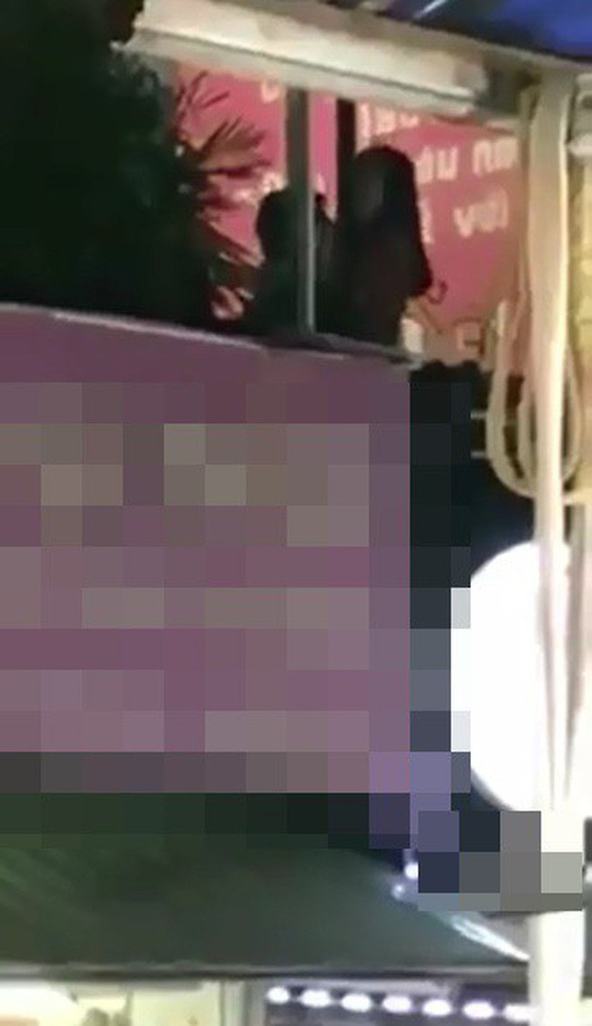 Nóng mắt phát hiện đôi nam nữ vô tư diễn cảnh nóng trên ban công quán trà sữa ở Hà Nội