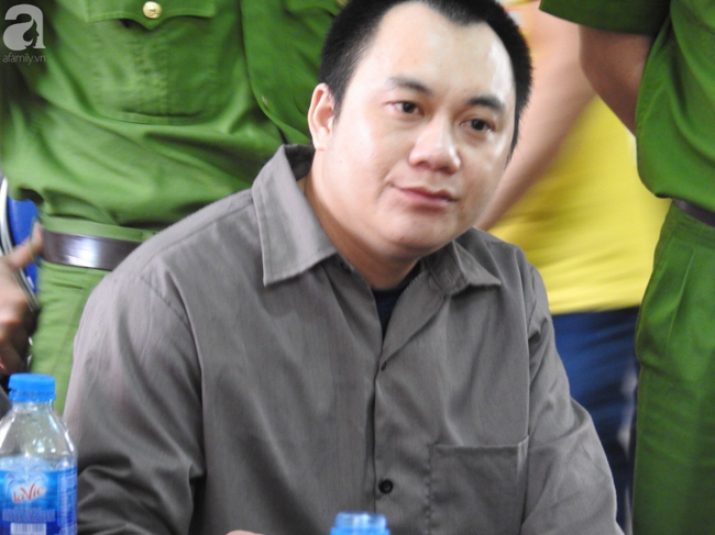 Vụ container đâm Innova ở Thái Nguyên: Nghẹn lòng ánh mắt của hai đứa trẻ gặp bố trong phiên tòa sau 2 năm xa cách