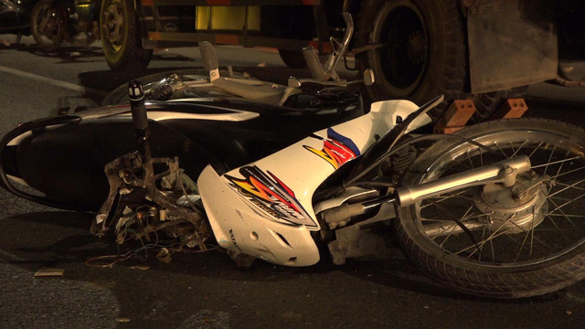 Xe máy va chạm xe tải trên cầu Nhật Tân, nam thanh niên tử vong