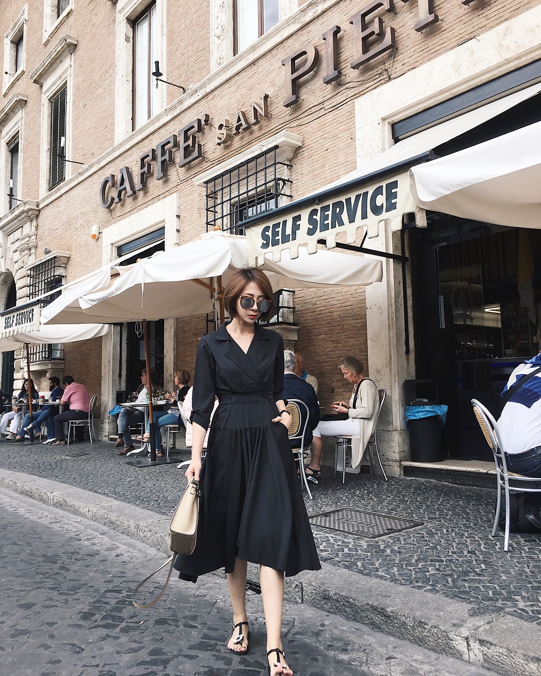 Tranh thủ sắm 4 mẫu váy liền dày dặn này để đông năm nay tha hồ diện từ sở làm tới bàn tiệc