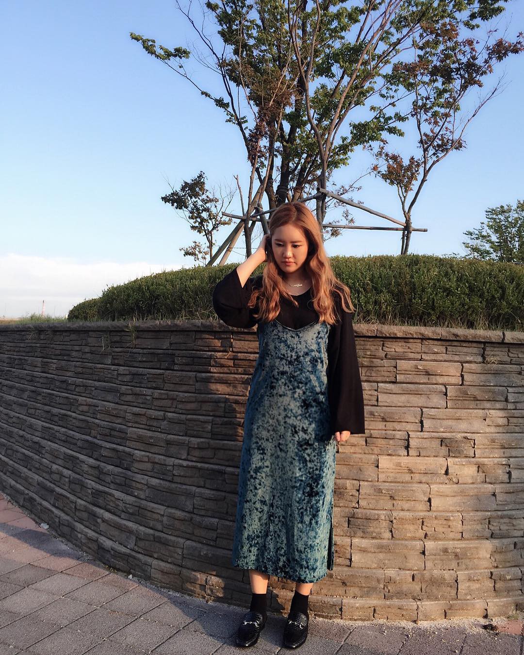 Tranh thủ sắm 4 mẫu váy liền dày dặn này để đông năm nay tha hồ diện từ sở làm tới bàn tiệc