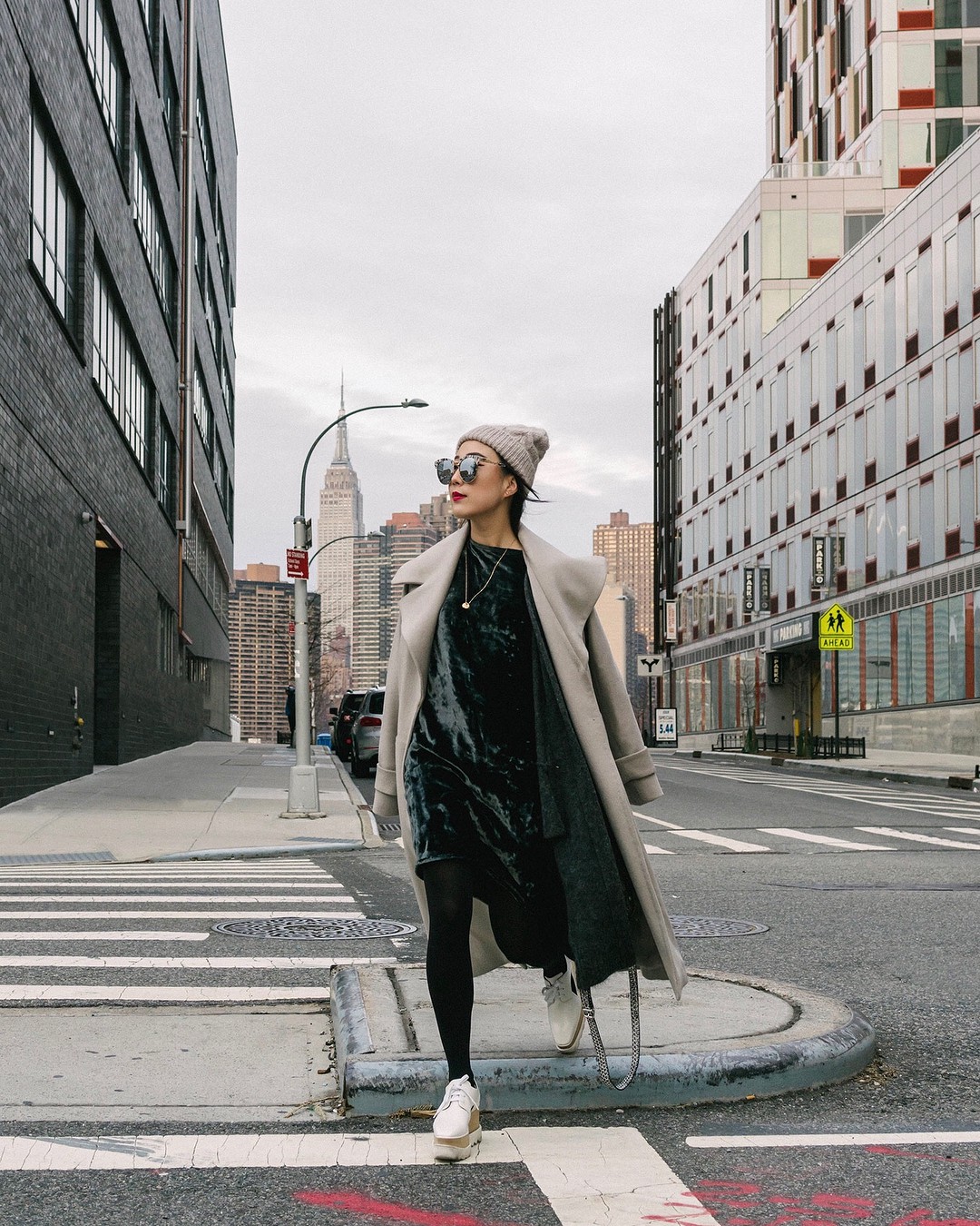 Tranh thủ sắm 4 mẫu váy liền dày dặn này để đông năm nay tha hồ diện từ sở làm tới bàn tiệc