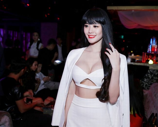 Diện mốt khoe chân ngực mỹ nhân Việt người được khen quyến rũ, người bị chê phản cảm quá lố