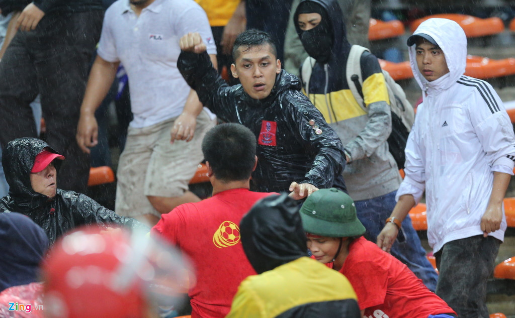 Pha dẫn bóng sút tung lưới nhà và những khoảnh khắc xấu nhất AFF Cup