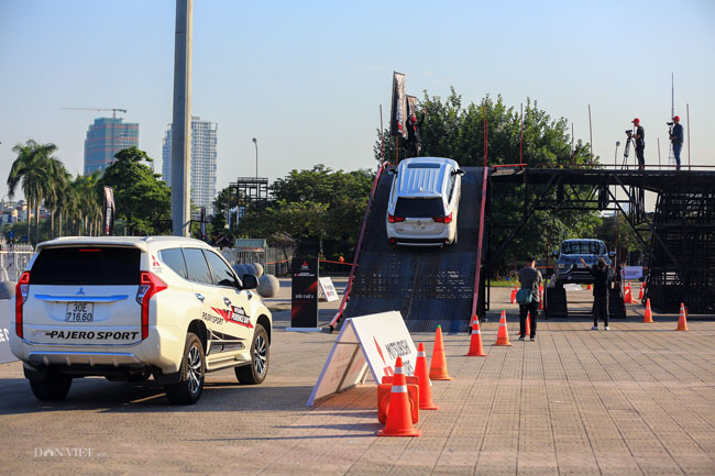 Clip: Đã mắt xem nữ hoàng quái xế Leona Chin đốt lốp ở Mỹ Đình