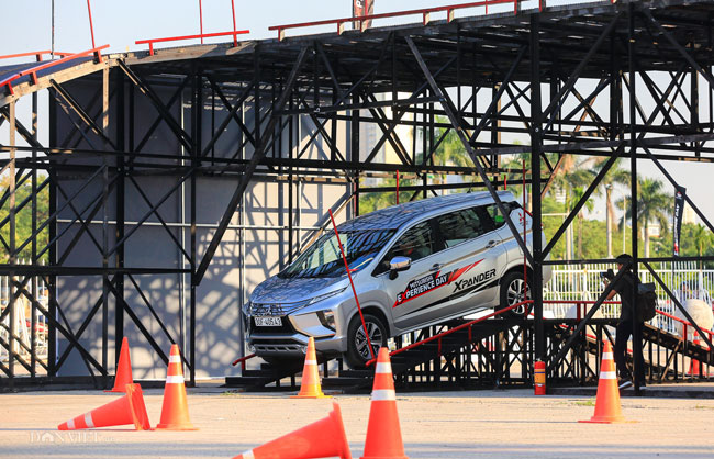 Clip: Đã mắt xem nữ hoàng quái xế Leona Chin đốt lốp ở Mỹ Đình