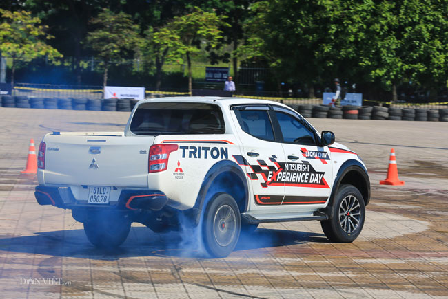 Clip: Đã mắt xem nữ hoàng quái xế Leona Chin đốt lốp ở Mỹ Đình