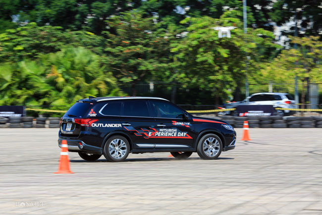 Clip: Đã mắt xem nữ hoàng quái xế Leona Chin đốt lốp ở Mỹ Đình