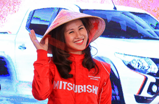 Clip: Đã mắt xem nữ hoàng quái xế Leona Chin đốt lốp ở Mỹ Đình