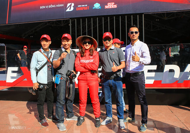 Clip: Đã mắt xem nữ hoàng quái xế Leona Chin đốt lốp ở Mỹ Đình