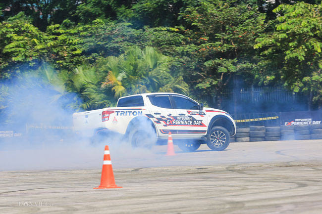 Clip: Đã mắt xem nữ hoàng quái xế Leona Chin đốt lốp ở Mỹ Đình