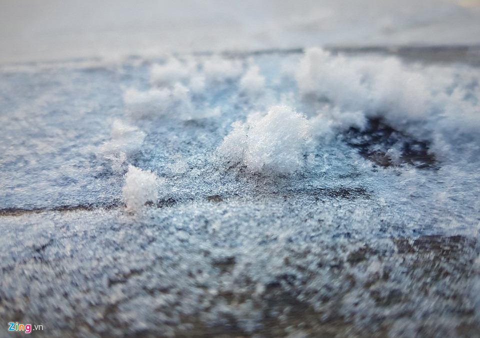 Sương đọng thành lớp băng mỏng trên đỉnh Fansipan