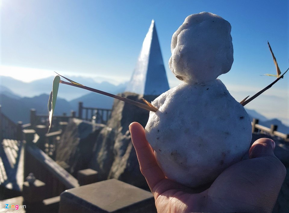 Sương đọng thành lớp băng mỏng trên đỉnh Fansipan