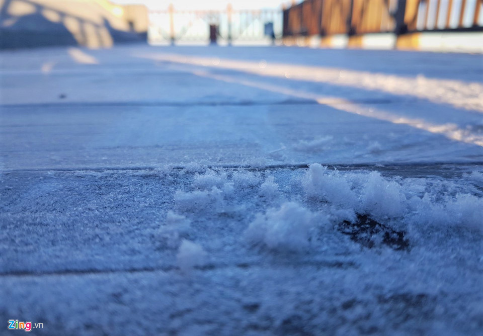 Sương đọng thành lớp băng mỏng trên đỉnh Fansipan