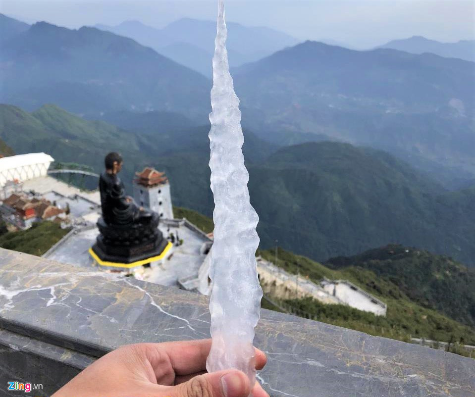 Sương đọng thành lớp băng mỏng trên đỉnh Fansipan