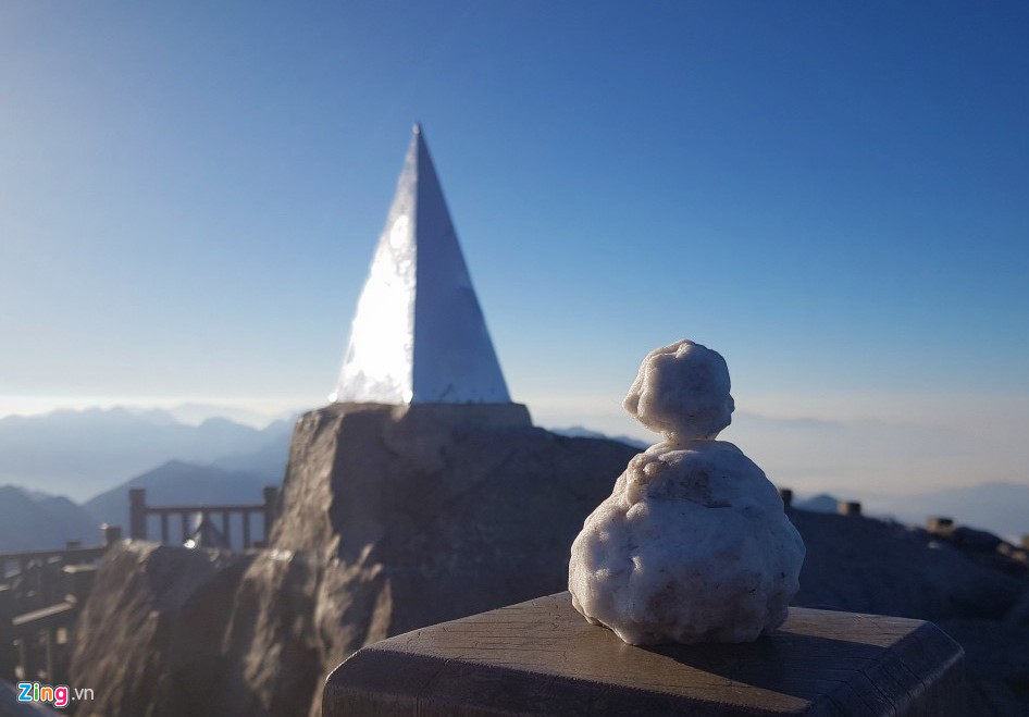 Sương đọng thành lớp băng mỏng trên đỉnh Fansipan