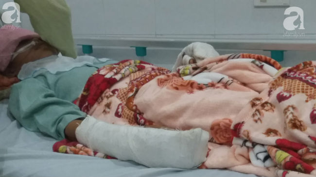 Cha của nữ sinh bị hàng xóm hiếp và chém gần lìa hai tay: Tôi bủn rủn, tối sầm khi nghe tin