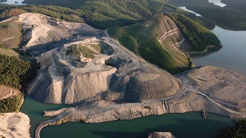 Đại công trường than trái phép núp bóng nghĩa trang ở Quảng Ninh