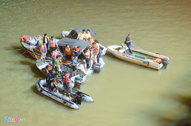 Ôtô 7 chỗ tông gãy lan can, rơi khỏi cầu Chương Dương