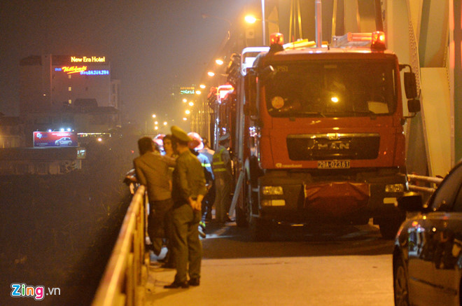 Ôtô 7 chỗ tông gãy lan can, rơi khỏi cầu Chương Dương