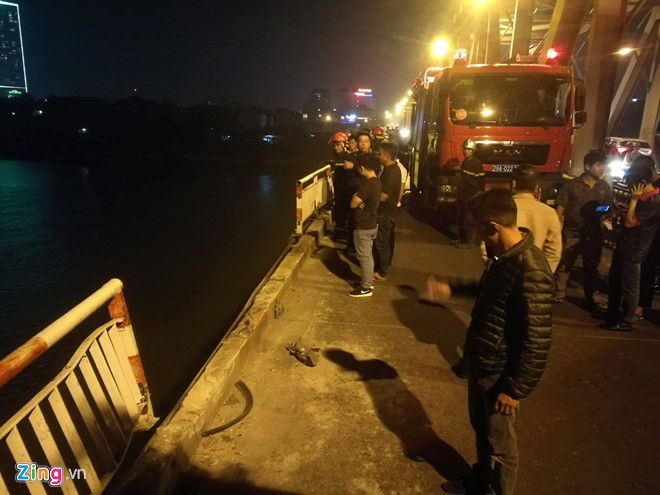 Ôtô 7 chỗ tông gãy lan can, rơi khỏi cầu Chương Dương