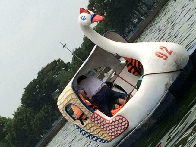 Phát hiện cặp đôi có hành động lạ khi đạp vịt giữa hồ, dân tình hùa nhau cầu cho lật vịt