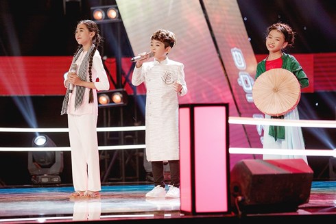 Giọng hát Việt nhí: Vũ Cát Tường xúc động chọn cậu bé dân ca đi tiếp