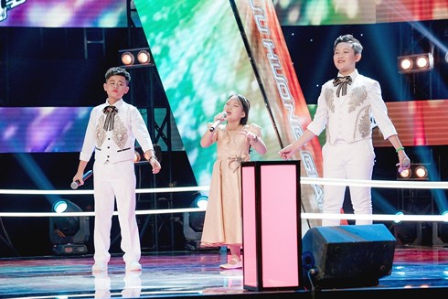 Giọng hát Việt nhí: Vũ Cát Tường xúc động chọn cậu bé dân ca đi tiếp