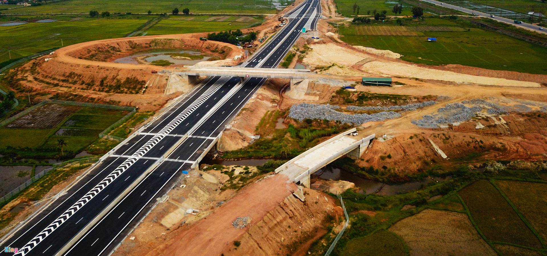 Video ảnh: Cận cảnh vòng xoay cao tốc 34.500 tỷ sụt lún cần 300 ngày khắc phục