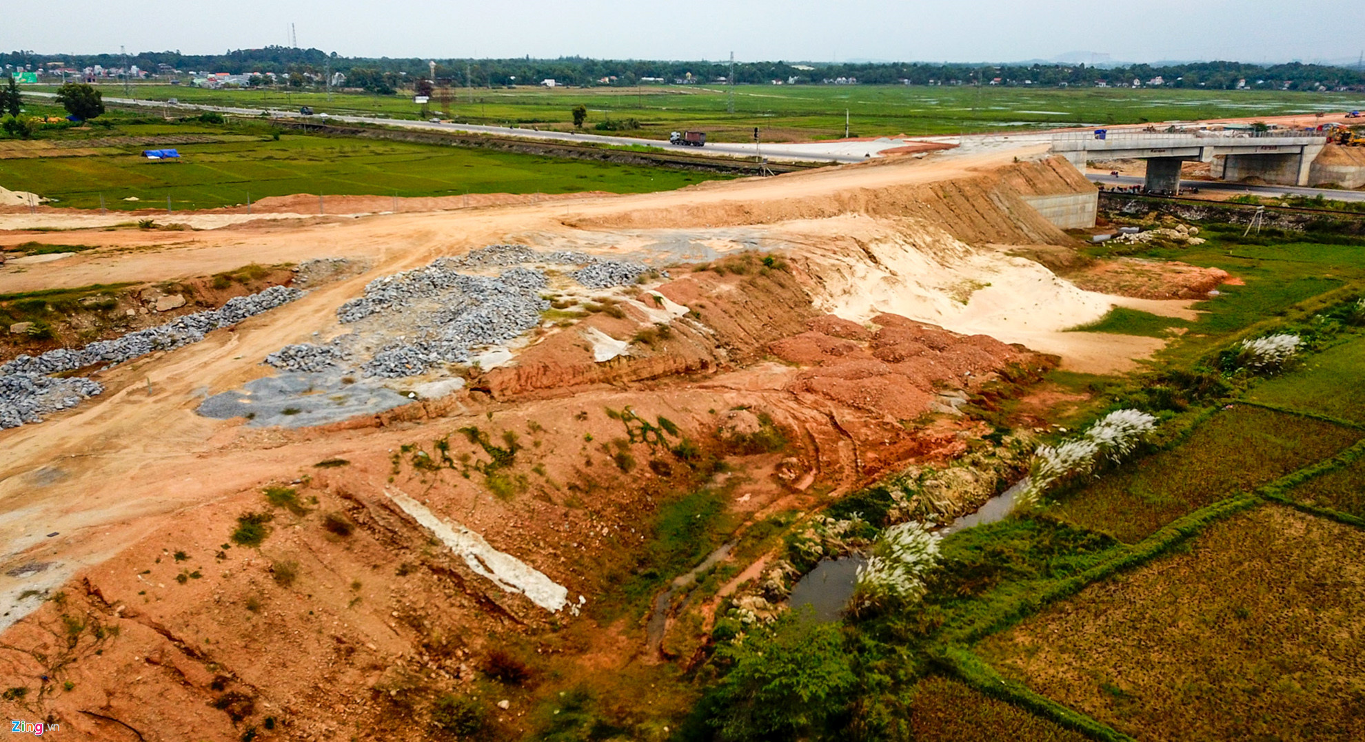 Video ảnh: Cận cảnh vòng xoay cao tốc 34.500 tỷ sụt lún cần 300 ngày khắc phục