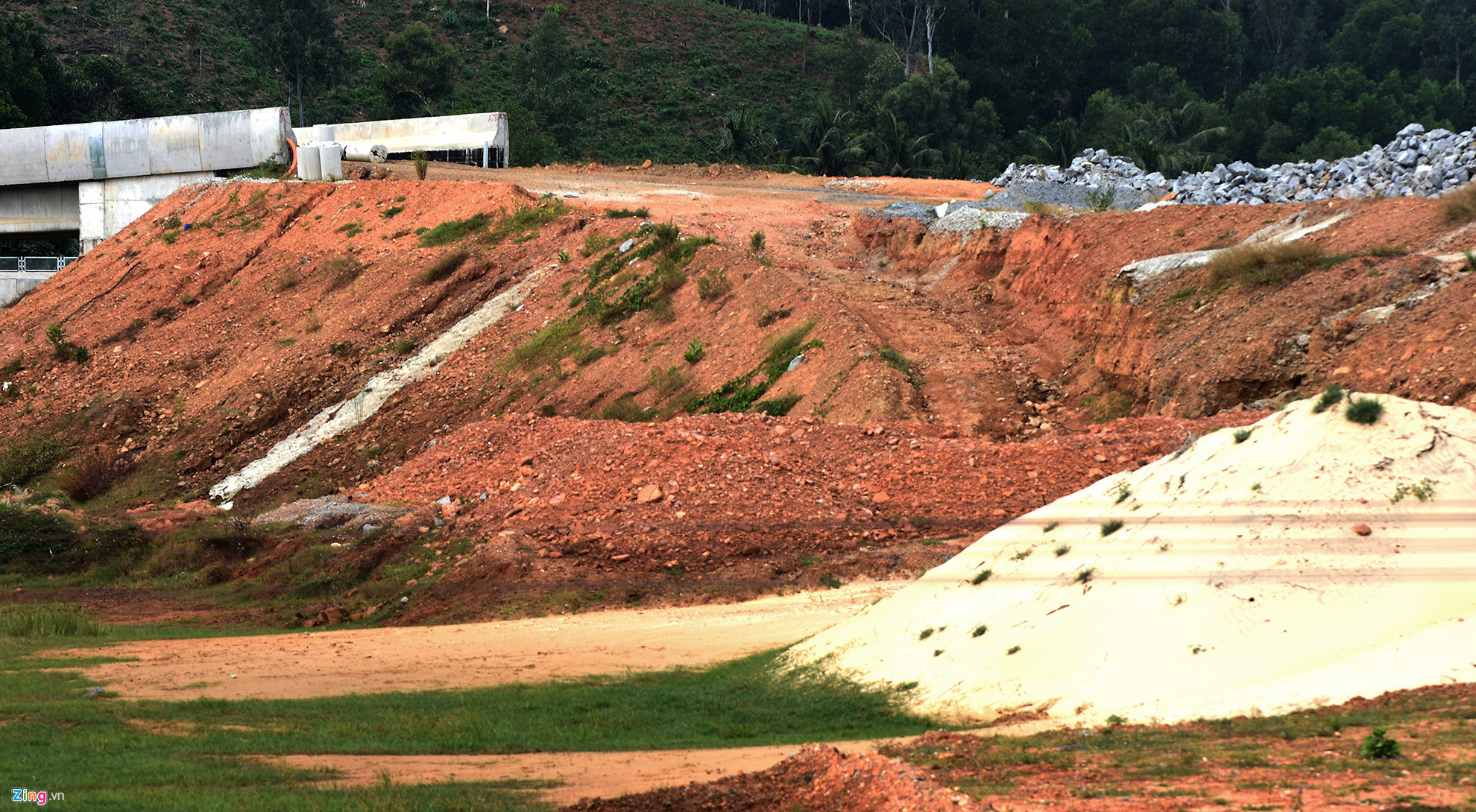 Video ảnh: Cận cảnh vòng xoay cao tốc 34.500 tỷ sụt lún cần 300 ngày khắc phục