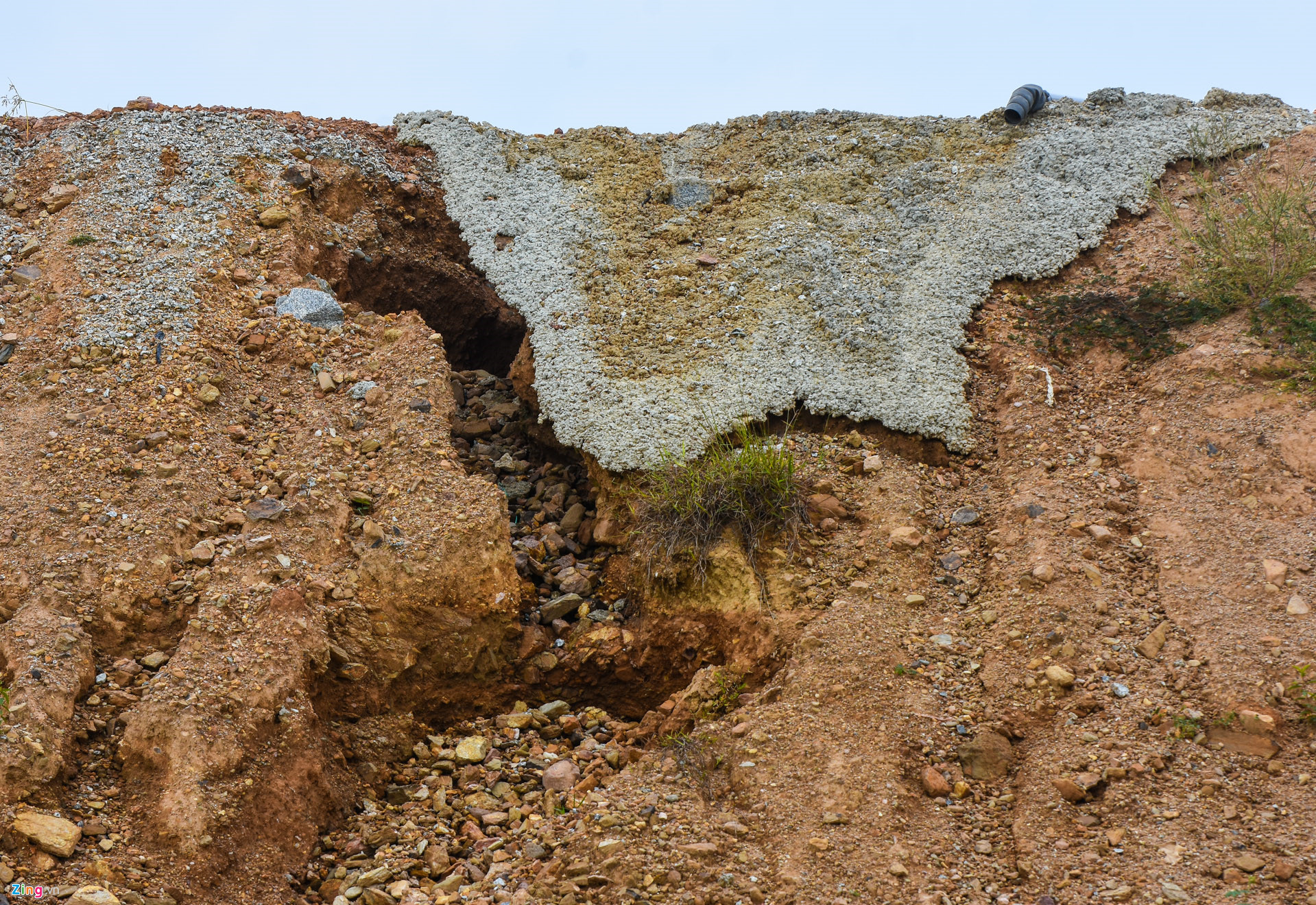 Video ảnh: Cận cảnh vòng xoay cao tốc 34.500 tỷ sụt lún cần 300 ngày khắc phục