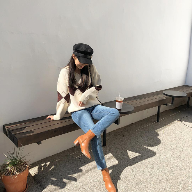 Đáng đầu tư nhất trong tủ đồ thu đông năm nay của nàng công sở chính là ankle boots!