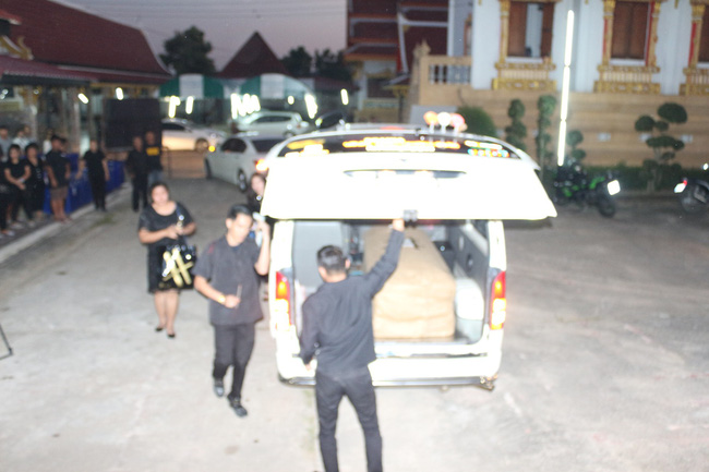 Tang lễ Á hậu Thái tử nạn cùng chủ tịch Leicester: Mẹ gào khóc, bố buồn đau cùng người thân đưa tiễn con gái