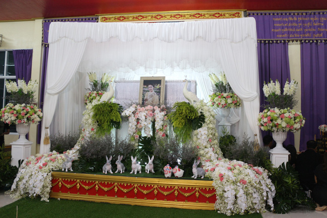 Tang lễ Á hậu Thái tử nạn cùng chủ tịch Leicester: Mẹ gào khóc, bố buồn đau cùng người thân đưa tiễn con gái