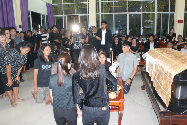 Tang lễ Á hậu Thái tử nạn cùng chủ tịch Leicester: Mẹ gào khóc, bố buồn đau cùng người thân đưa tiễn con gái