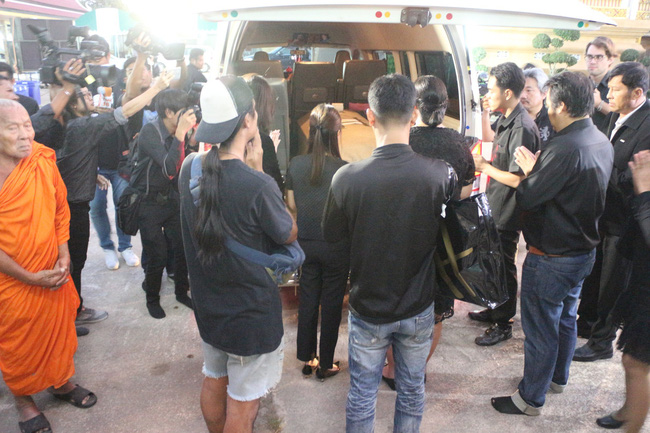 Tang lễ Á hậu Thái tử nạn cùng chủ tịch Leicester: Mẹ gào khóc, bố buồn đau cùng người thân đưa tiễn con gái